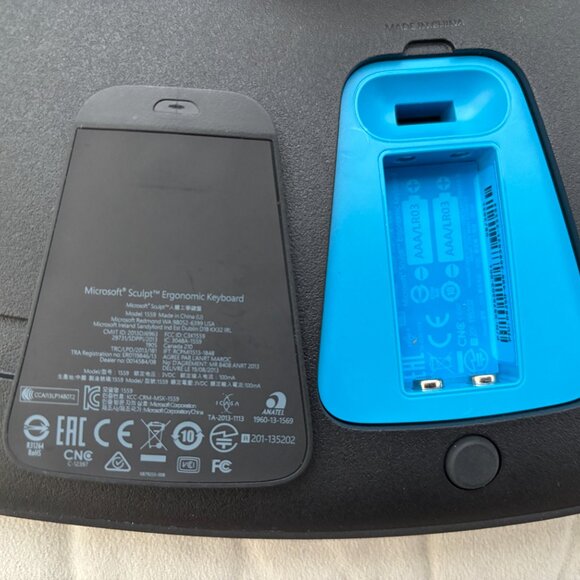 Microsoft Sculpt Ergonomic Wireless Keyboard Model 1559 - Picture 4 of 6